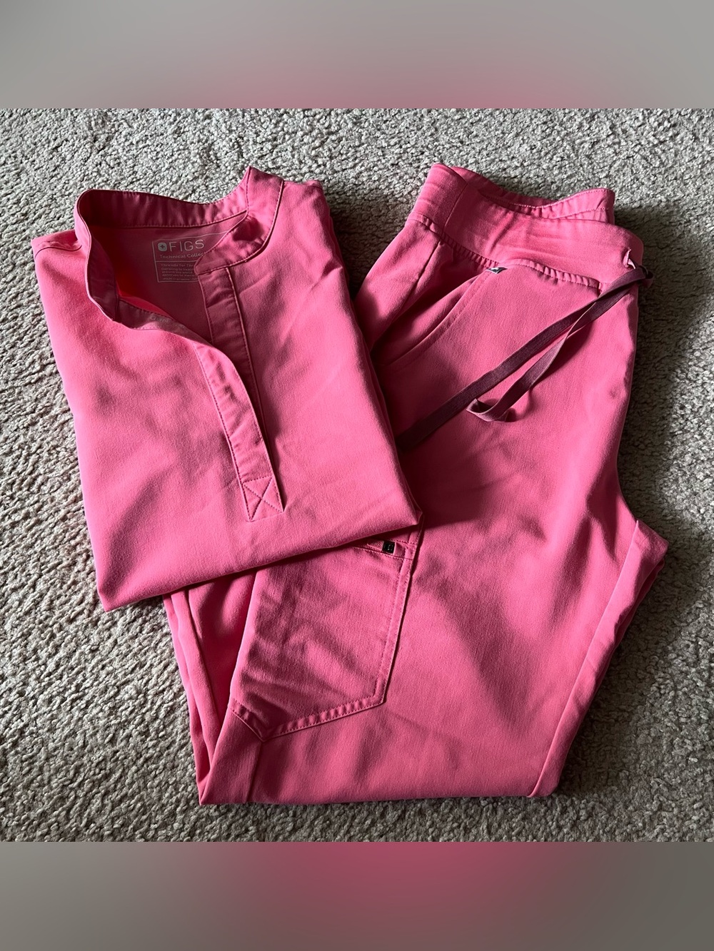 FIGS Technical Collection Scrub Set Top & Jogger Pants Sz S Coral Pink